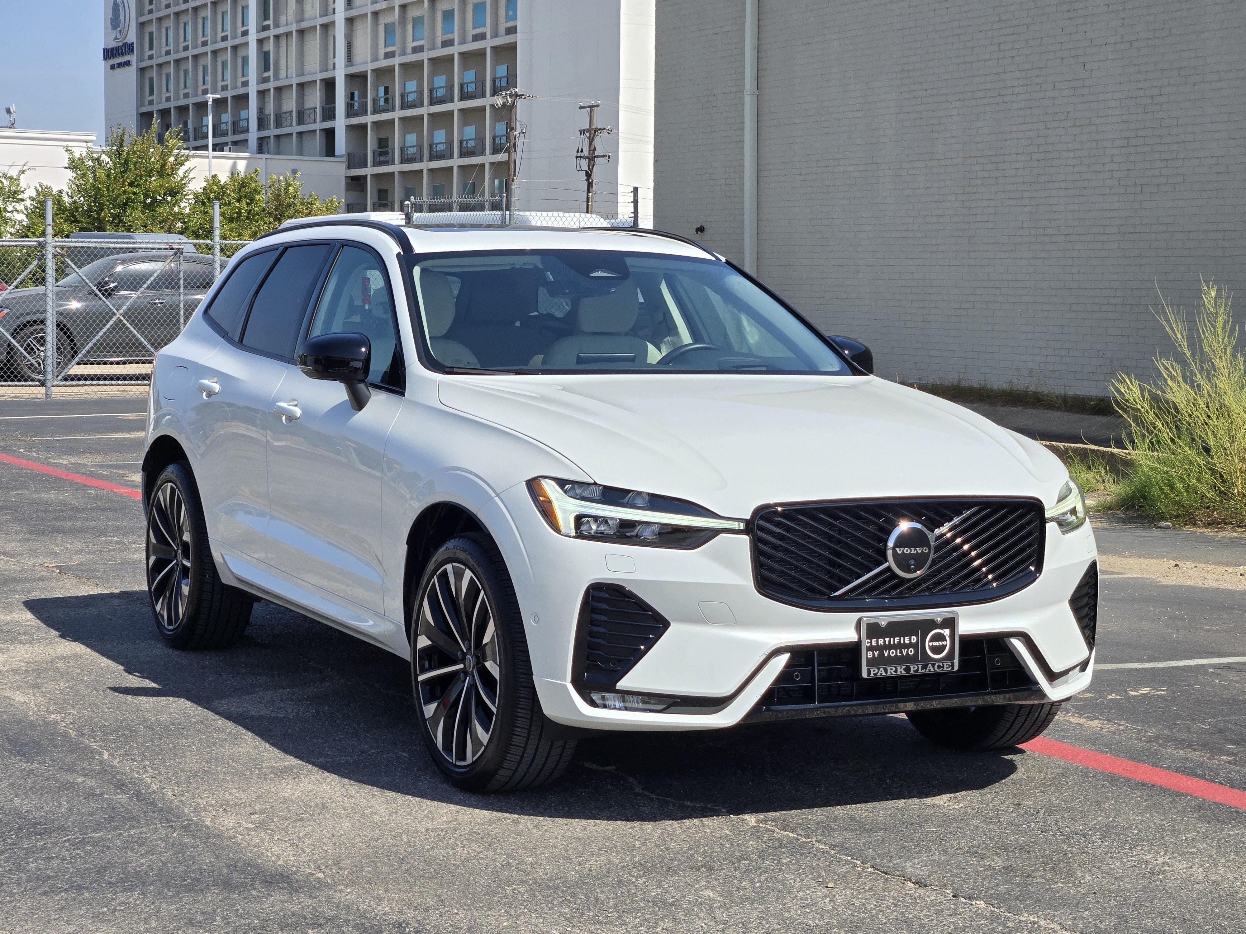 Certified 2026 Volvo XC60 B5 Ultra AWD/4WD image 3
