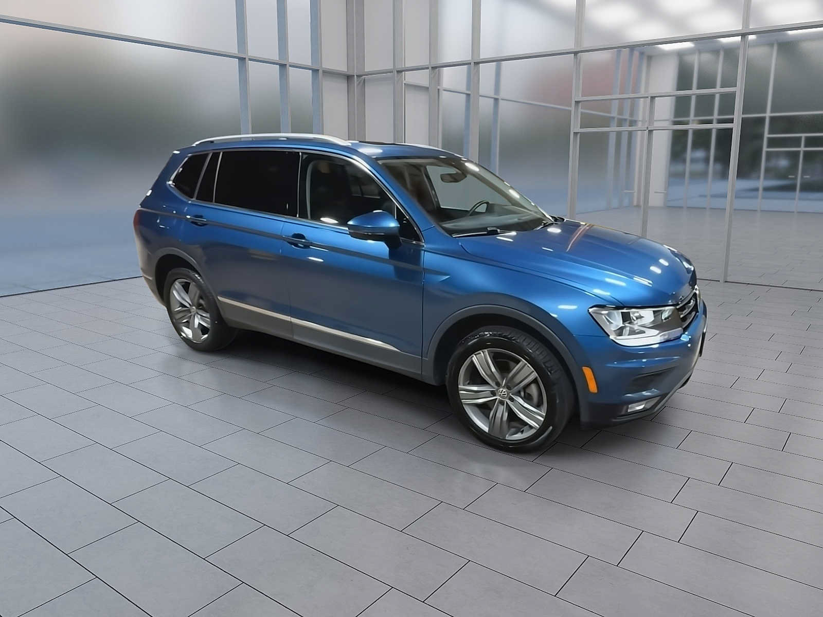 Used 2020 Volkswagen Tiguan SEL AWD/4WD image 2