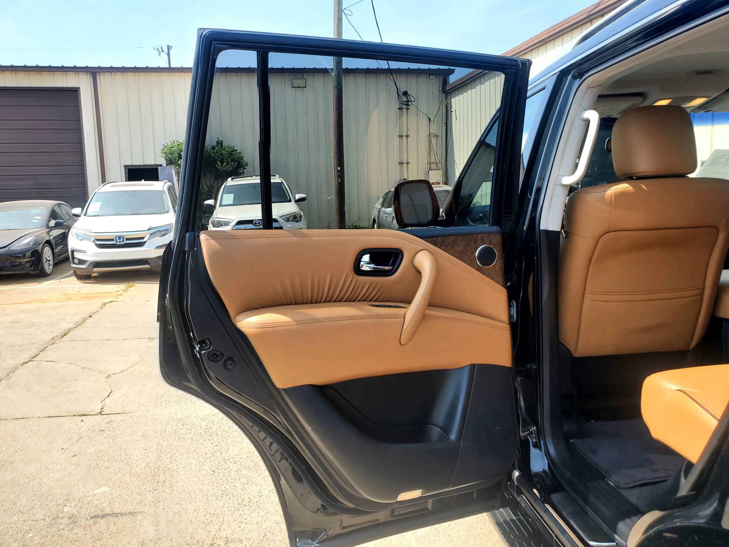Used 2016 INFINITI QX80 4WD w/ Signature Edition Package image 24