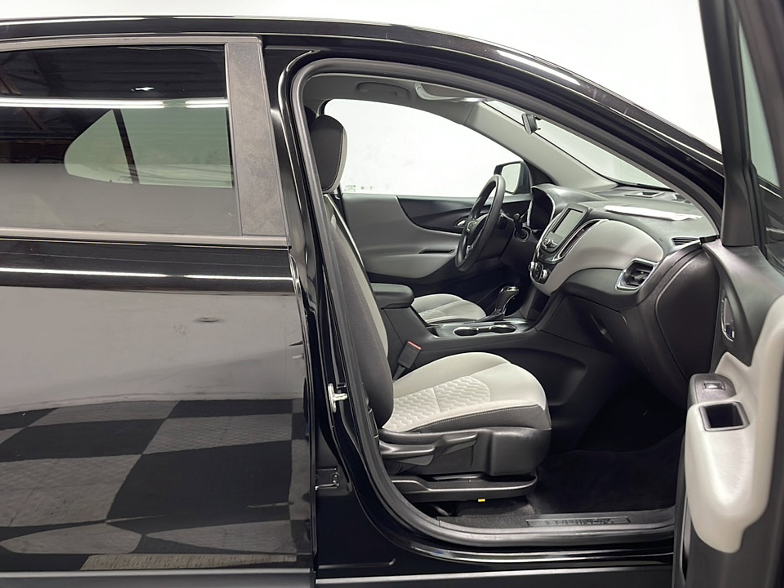 Used 2020 Chevrolet Equinox LS w/ LS Convenience Package FWD image 19
