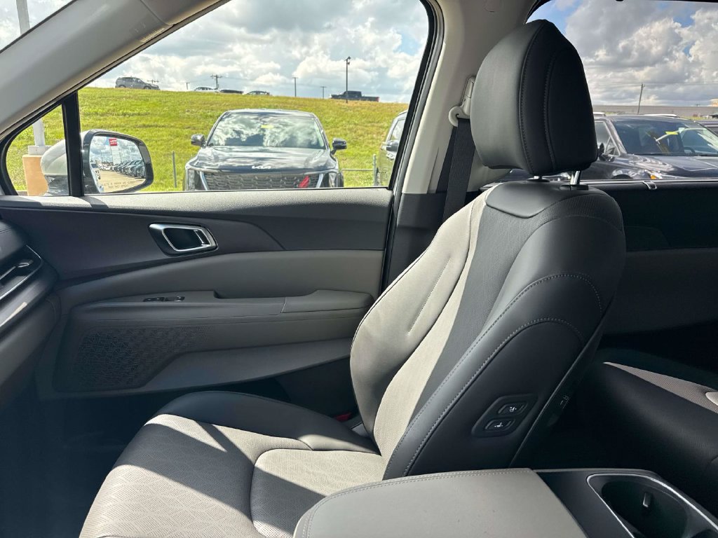 New 2026 Kia Carnival EX FWD image 19