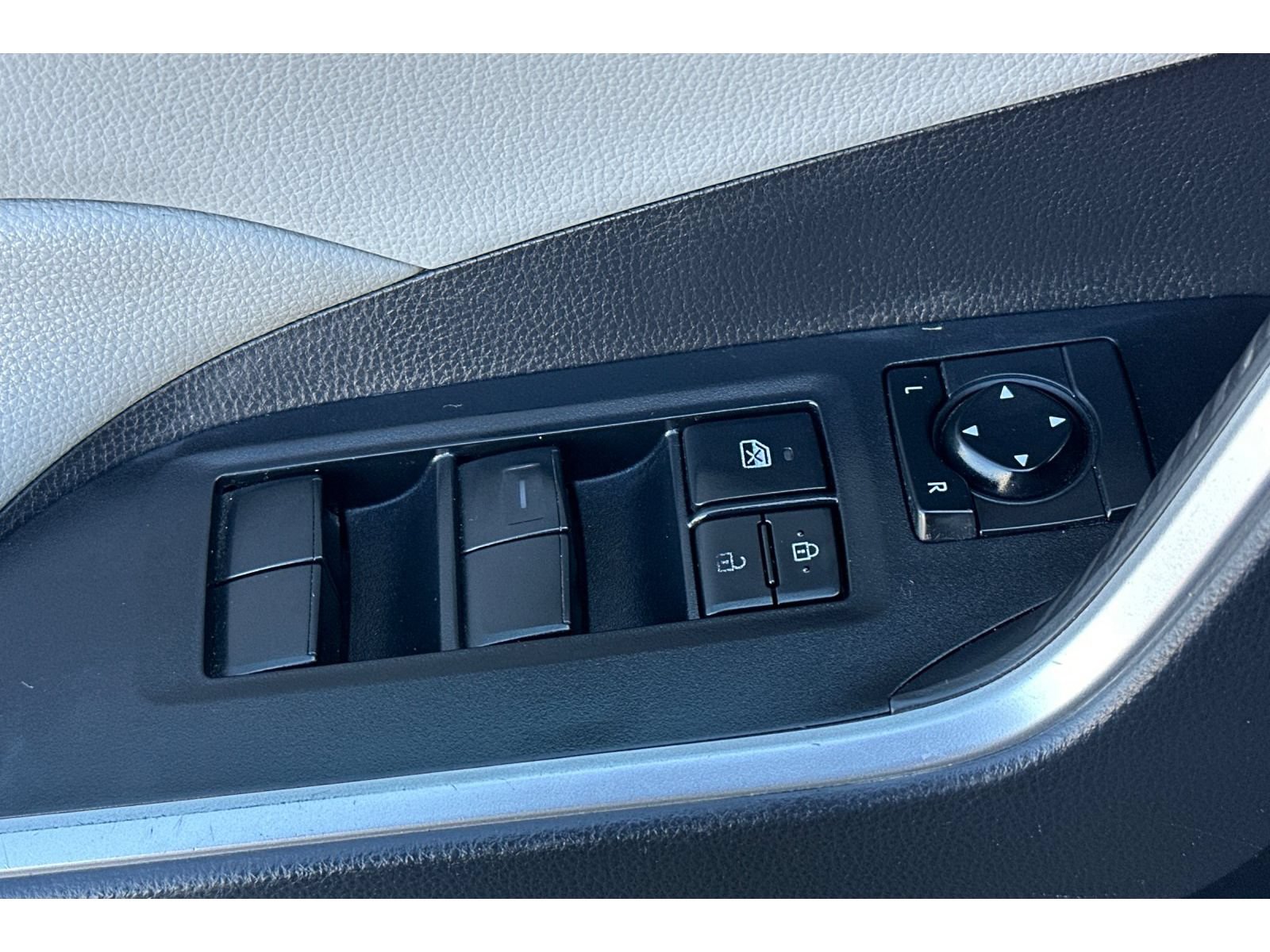 Used 2020 Toyota RAV4 XLE w/ Convenience Package AWD/4WD image 12
