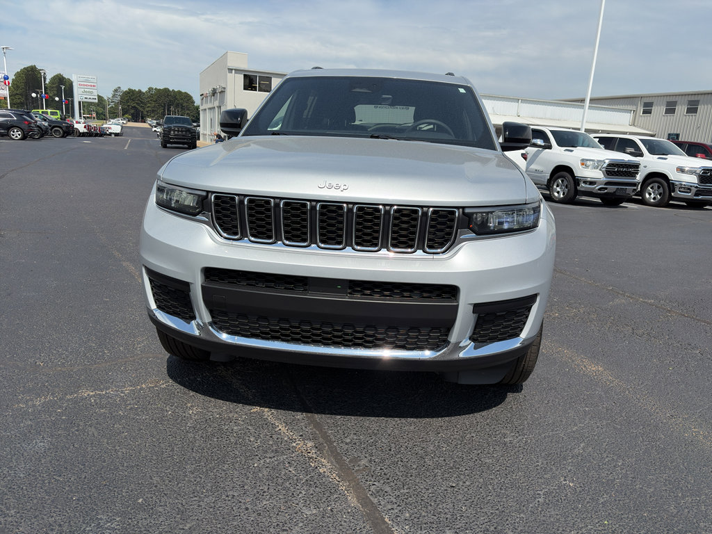 Used 2025 Jeep Grand Cherokee L Laredo AWD/4WD image 2