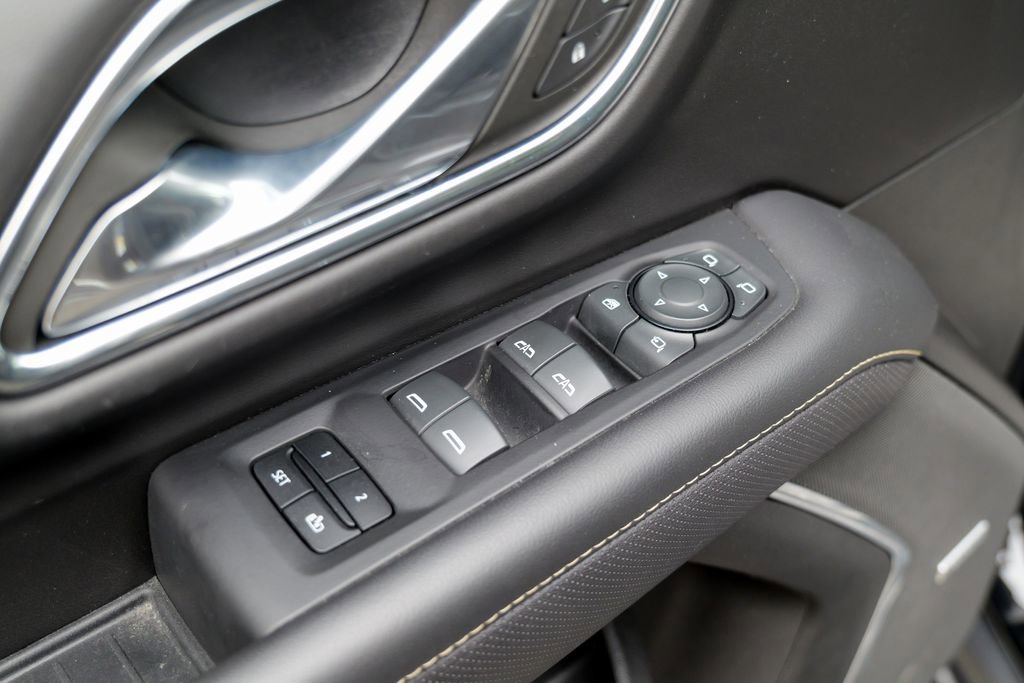 Used 2023 GMC Yukon XL SLT w/ SLT Premium Package image 18