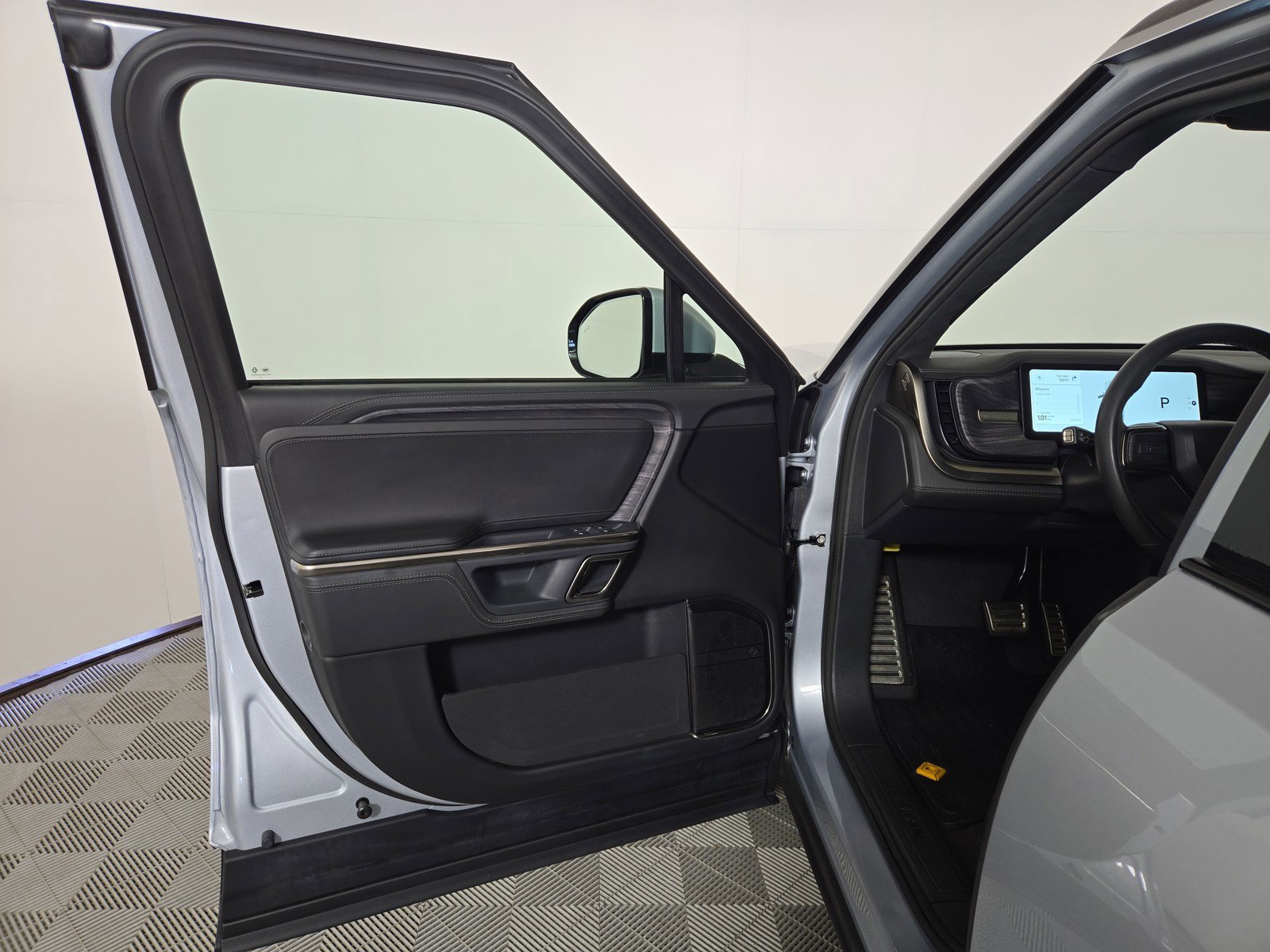 Used 2024 Rivian R1S Adventure image 16