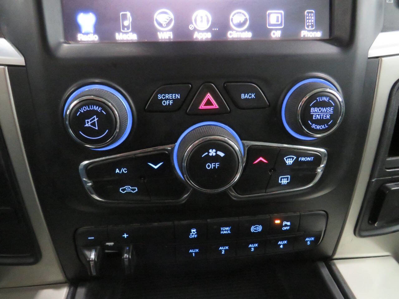 Used 2015 RAM 2500 SLT w/ Luxury Group image 22