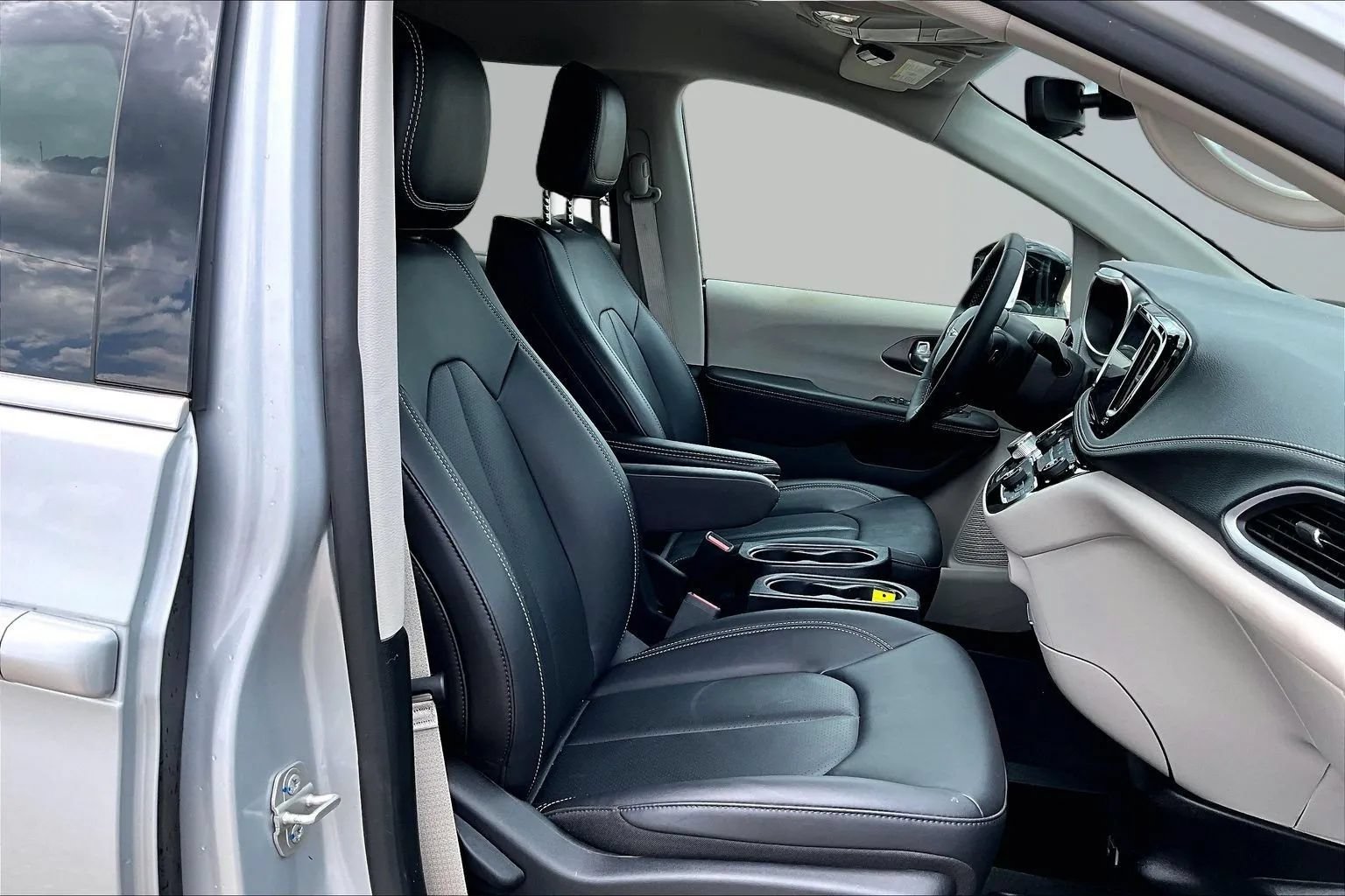 Used 2024 Chrysler Pacifica Touring-L FWD image 27