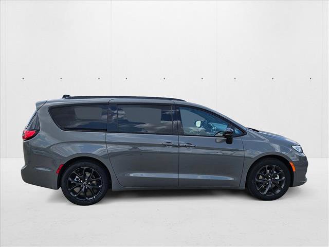 New 2025 Chrysler Pacifica Limited image 4