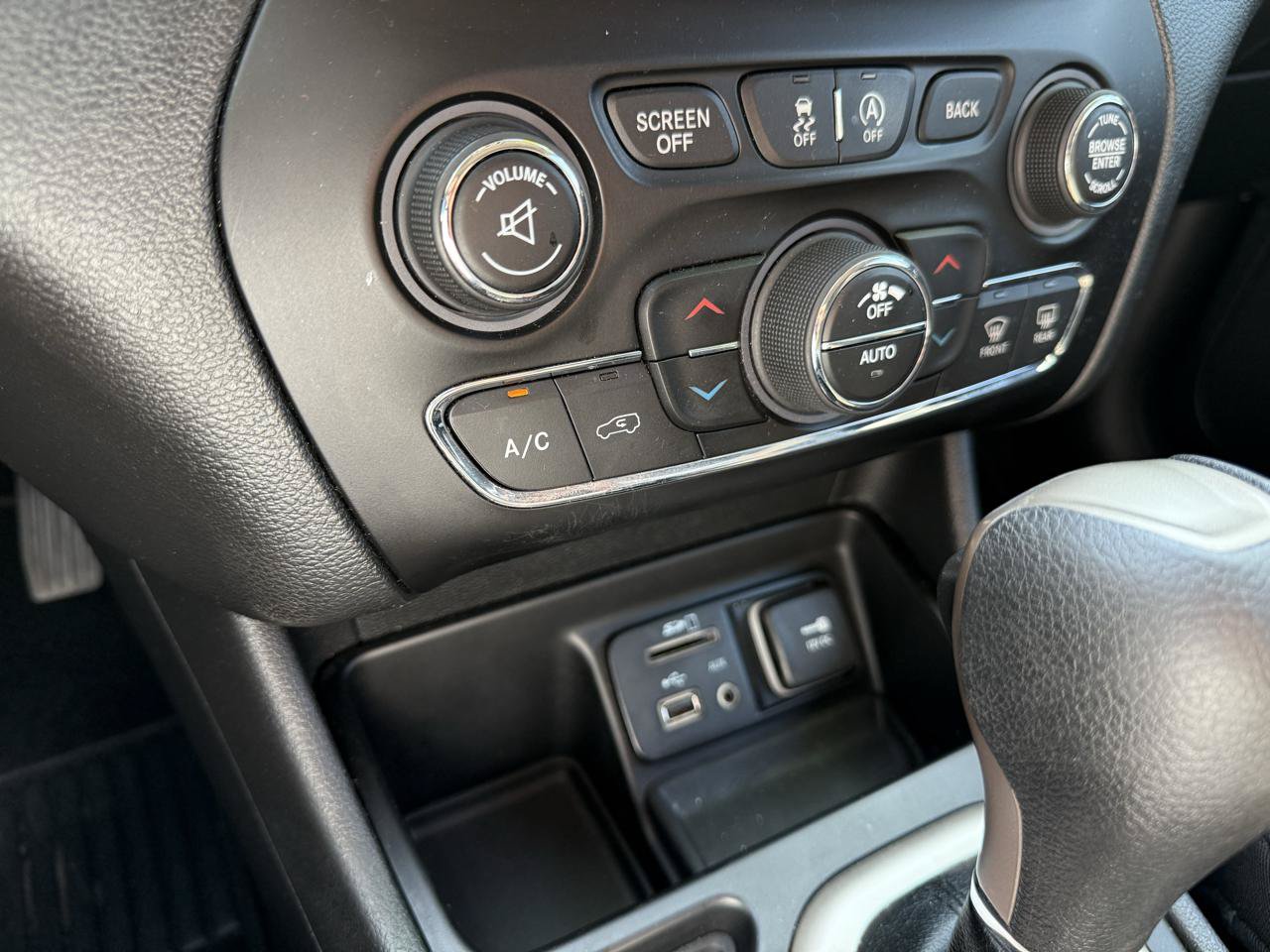Used 2016 Jeep Cherokee 75th Anniversary FWD image 14
