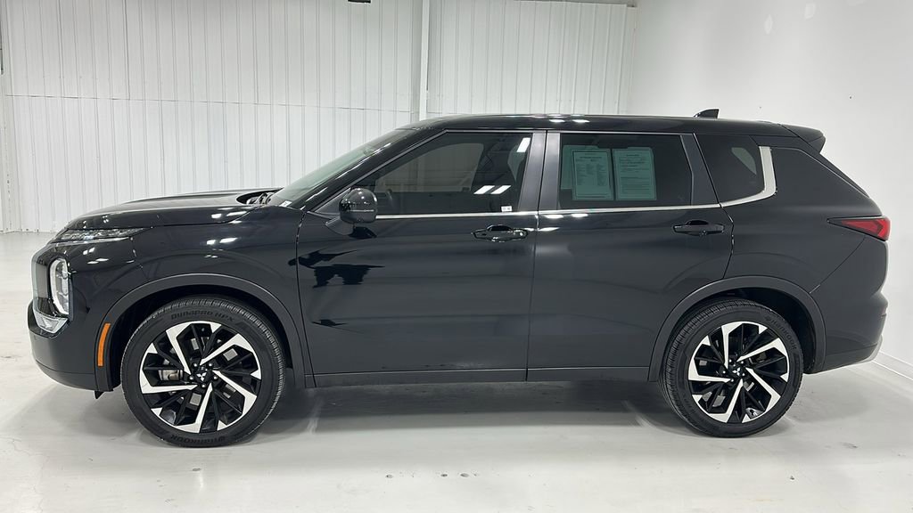 Used 2022 Mitsubishi Outlander SE image 3