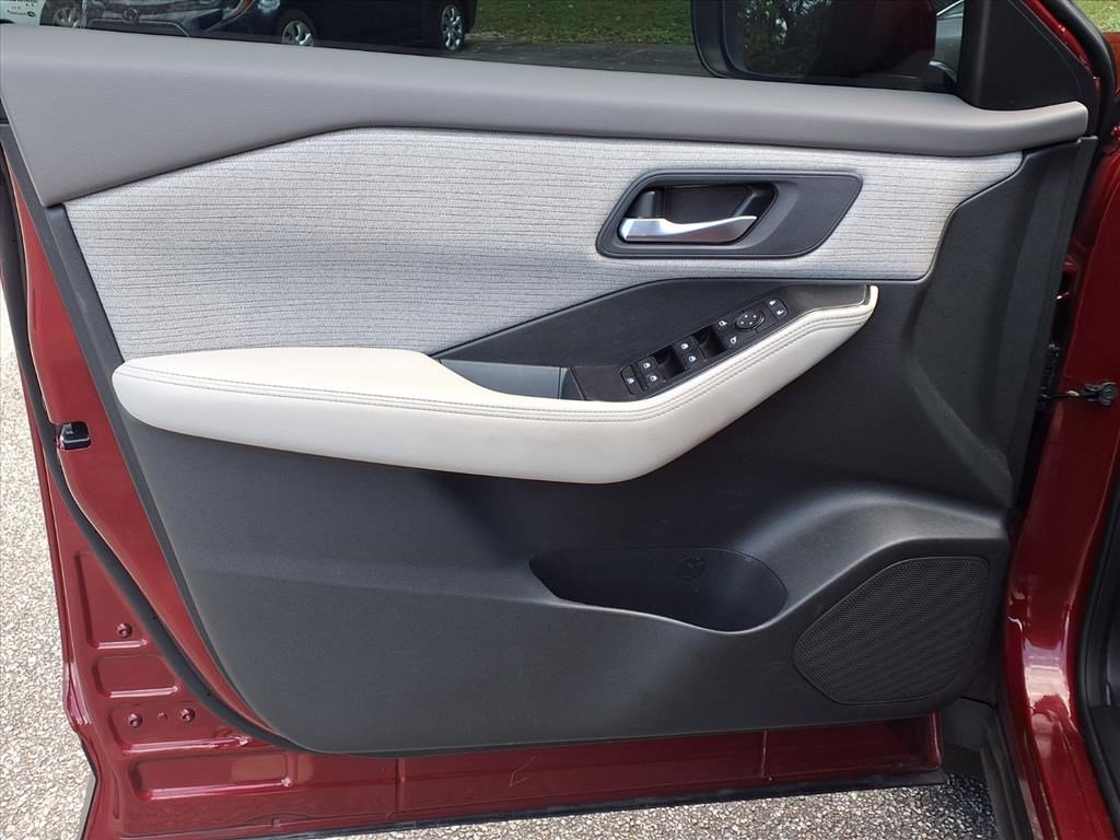 Used 2023 Nissan Rogue SV image 11