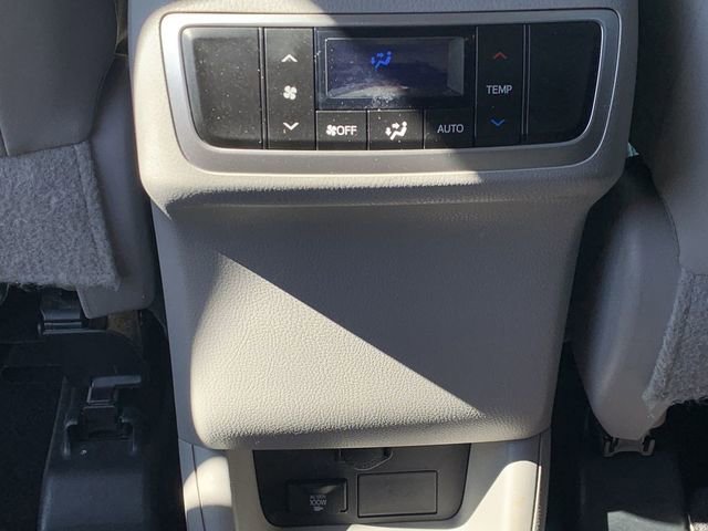 Used 2015 Toyota Highlander Limited AWD/4WD image 32