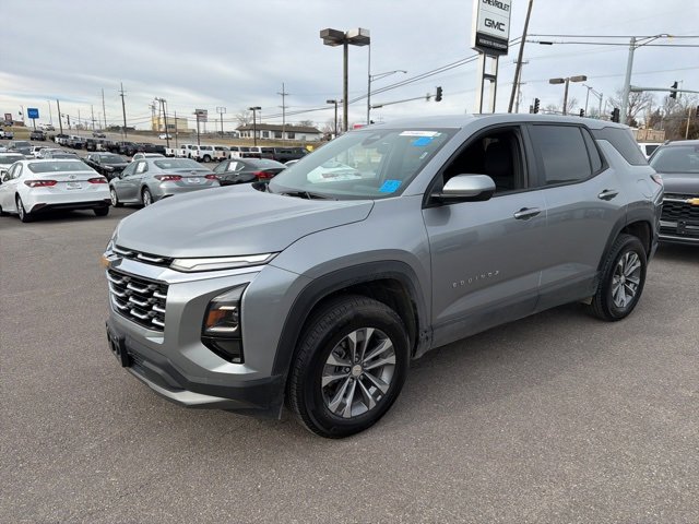 Used 2025 Chevrolet Equinox LT image 2