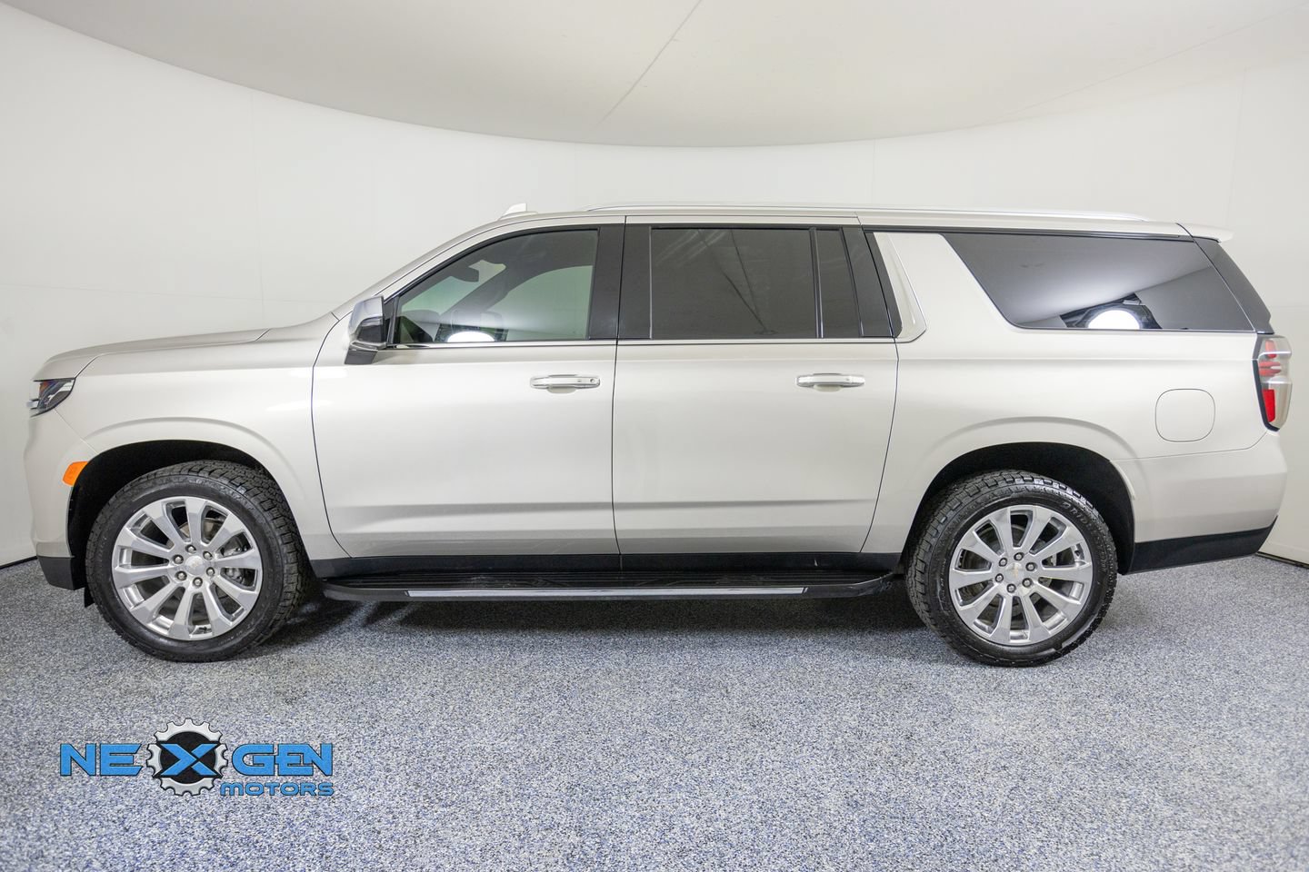 Used 2022 Chevrolet Suburban Premier AWD/4WD image 4
