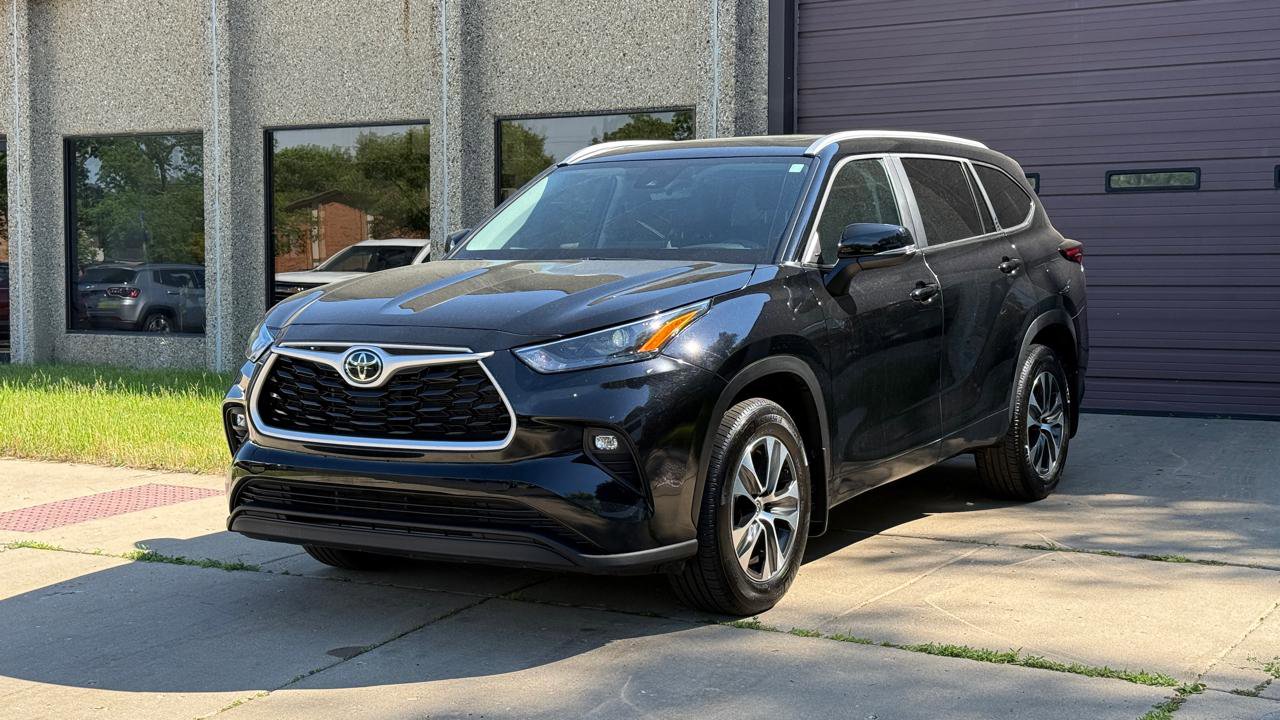 Used 2026 Toyota Highlander XLE AWD/4WD image 3