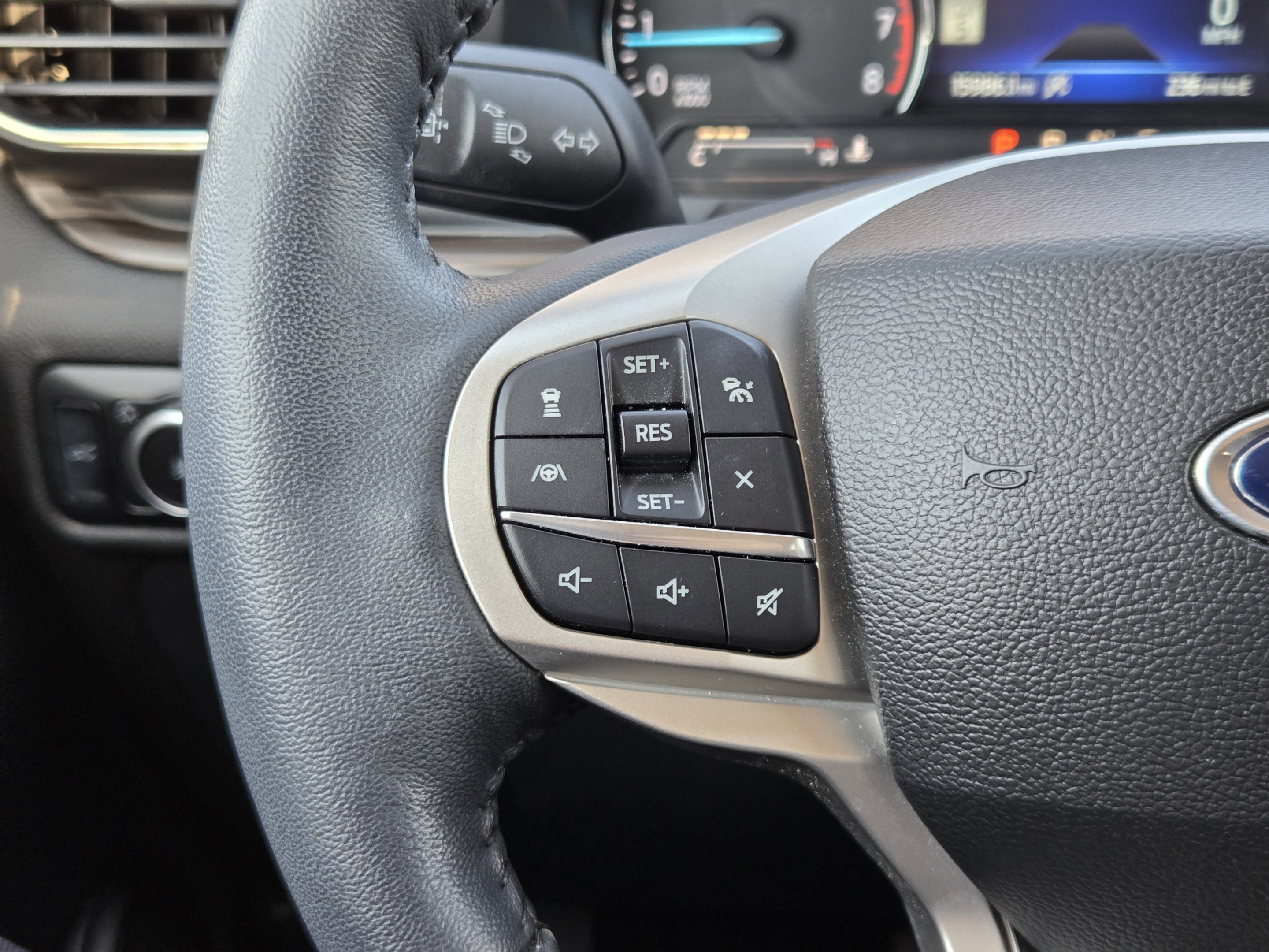 Used 2023 Ford Explorer Limited w/ Limited Technology Package RWD image 22
