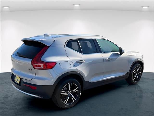 Used 2023 Volvo XC40 B5 Plus AWD/4WD image 7