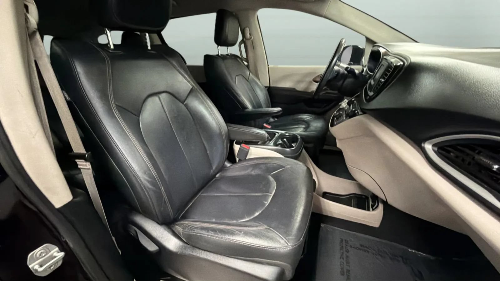 Used 2017 Chrysler Pacifica Touring-L FWD image 22