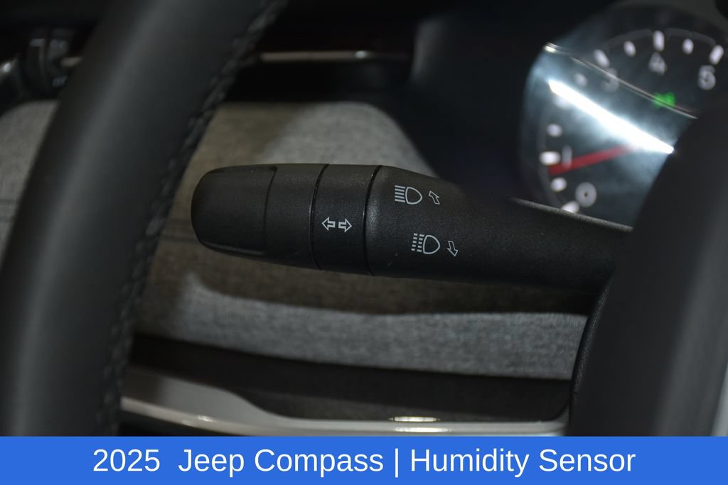 Used 2025 Jeep Compass Latitude w/ Sun & Sound Group AWD/4WD image 9