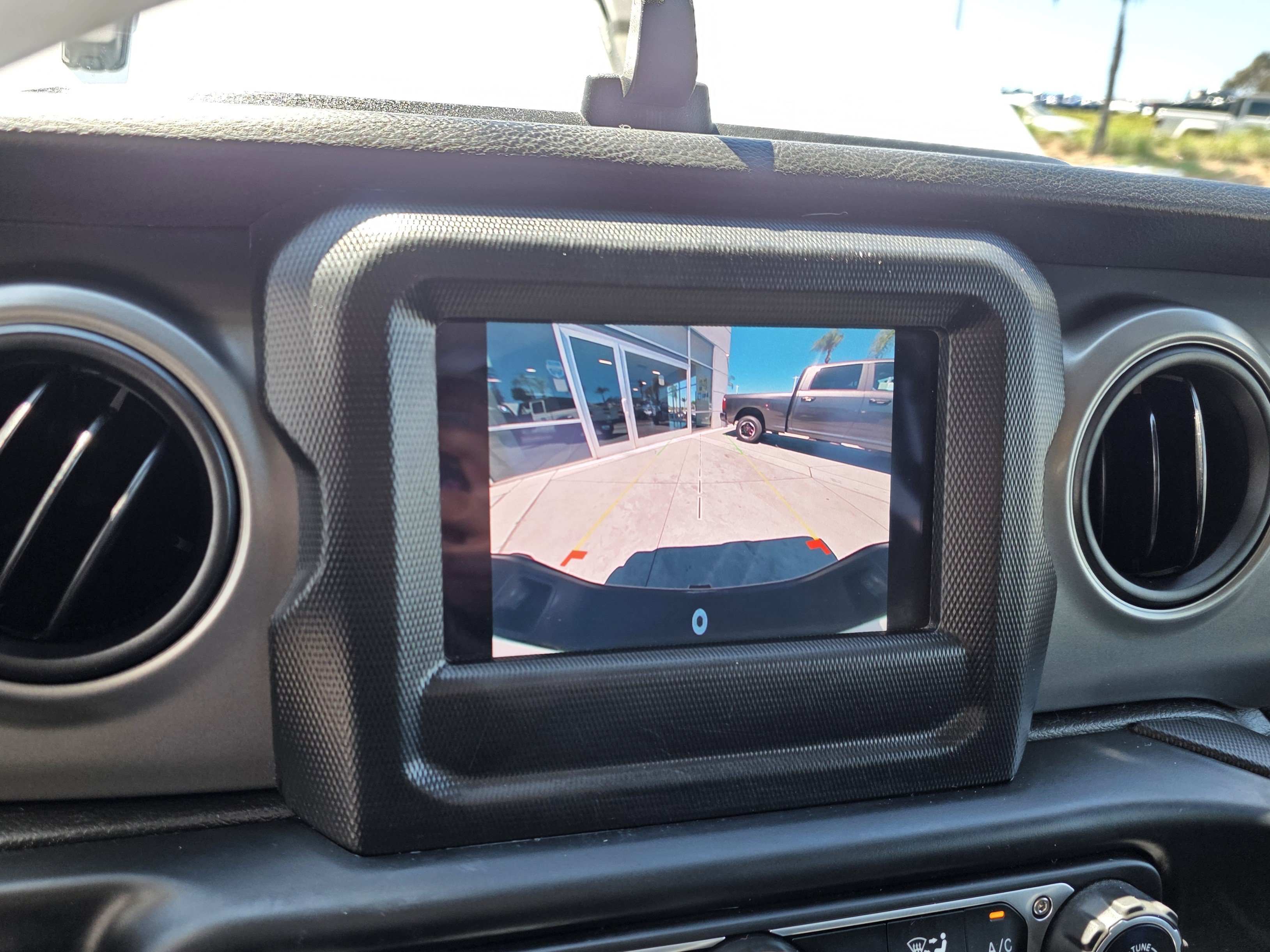 Certified 2022 Jeep Gladiator Sport AWD/4WD image 14