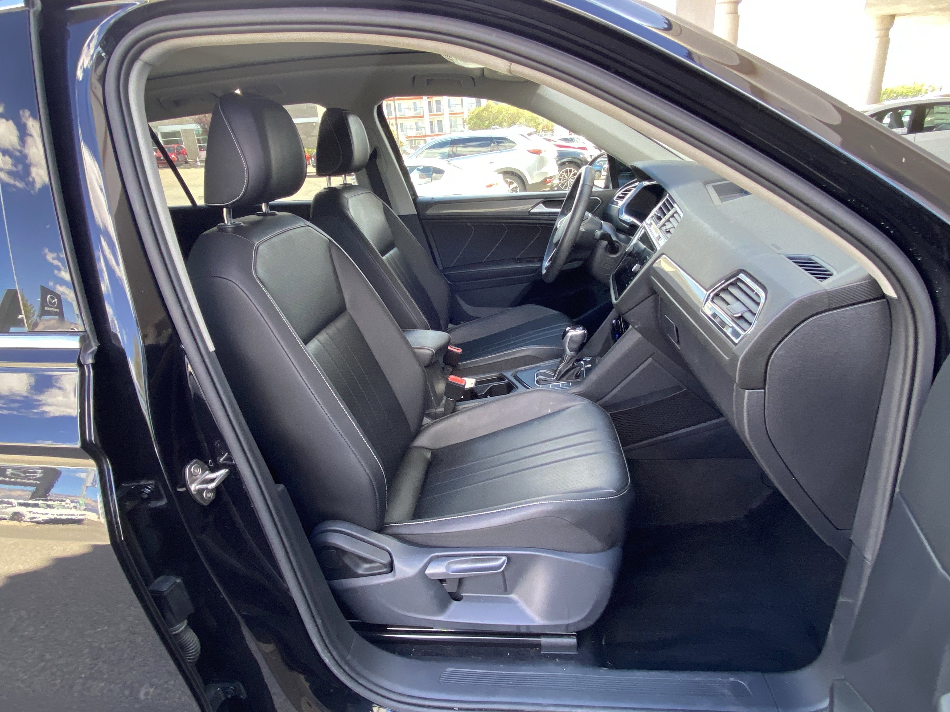 Used 2022 Volkswagen Tiguan SE w/ Panoramic Sunroof Package FWD image 34