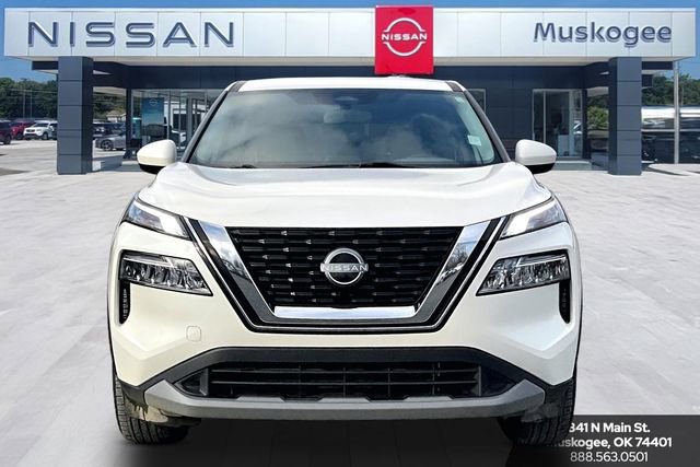 Used 2023 Nissan Rogue SV image 2