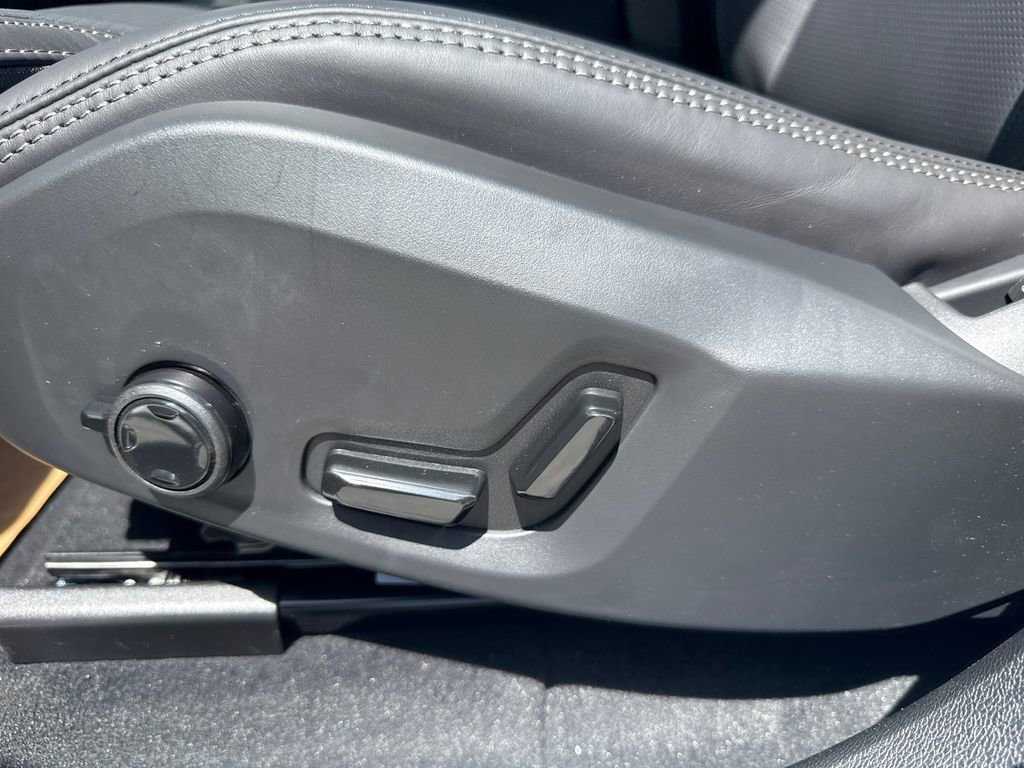 New 2025 Volvo XC60 T8 Ultra image 9