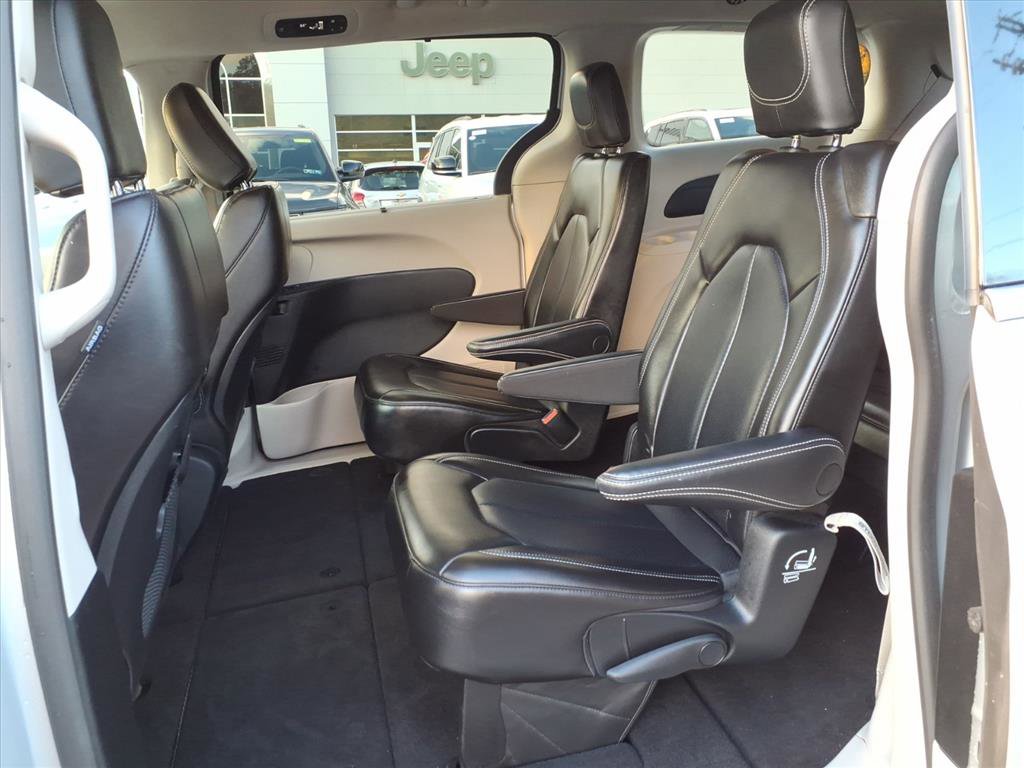 Used 2023 Chrysler Pacifica Touring-L image 8