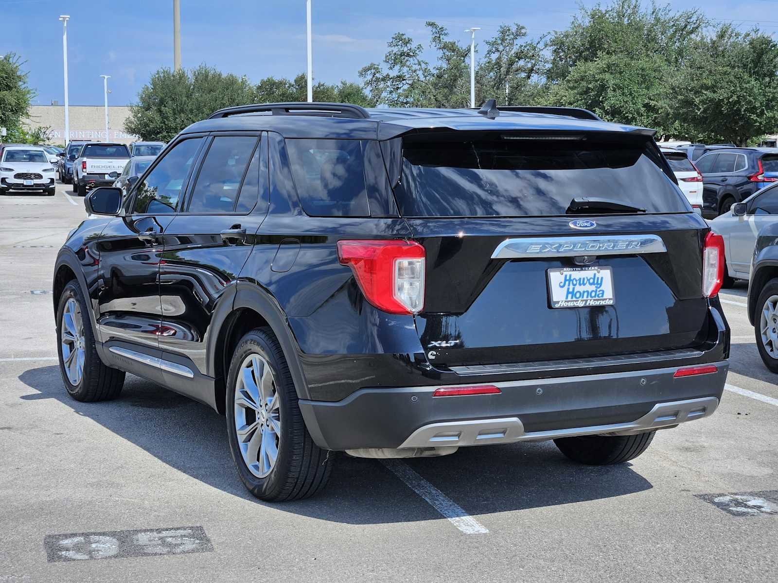 Used 2022 Ford Explorer XLT w/ Equipment Group 202A image 6
