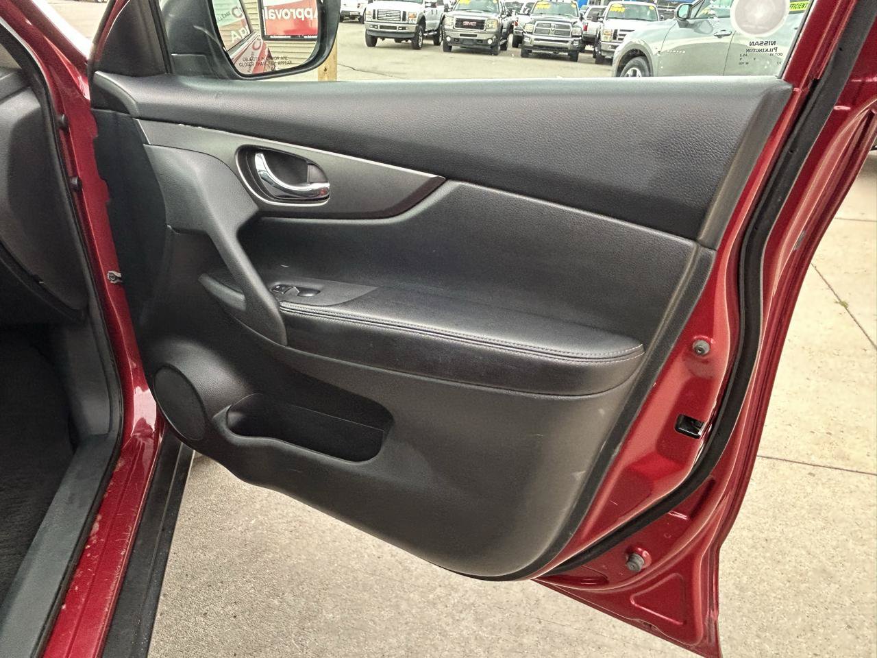Used 2016 Nissan Rogue SV AWD/4WD image 16