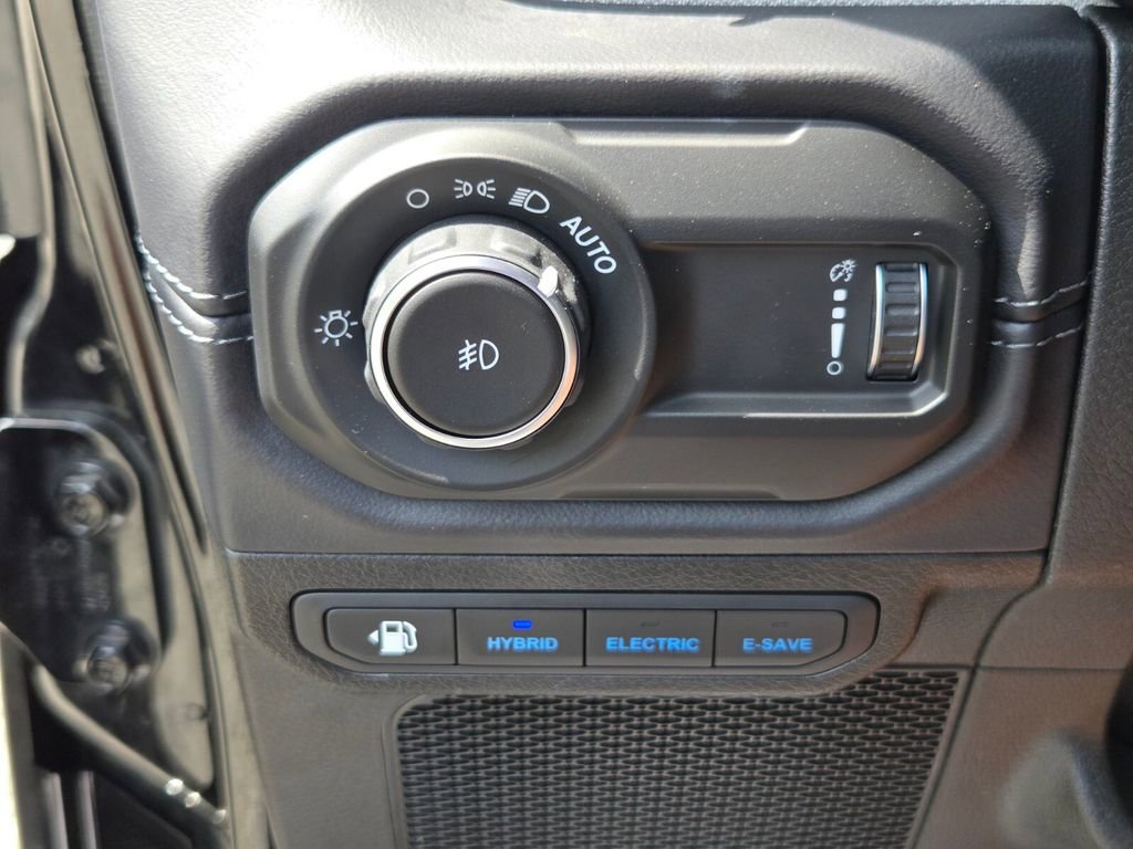 Used 2025 Jeep Wrangler Unlimited Sahara image 25