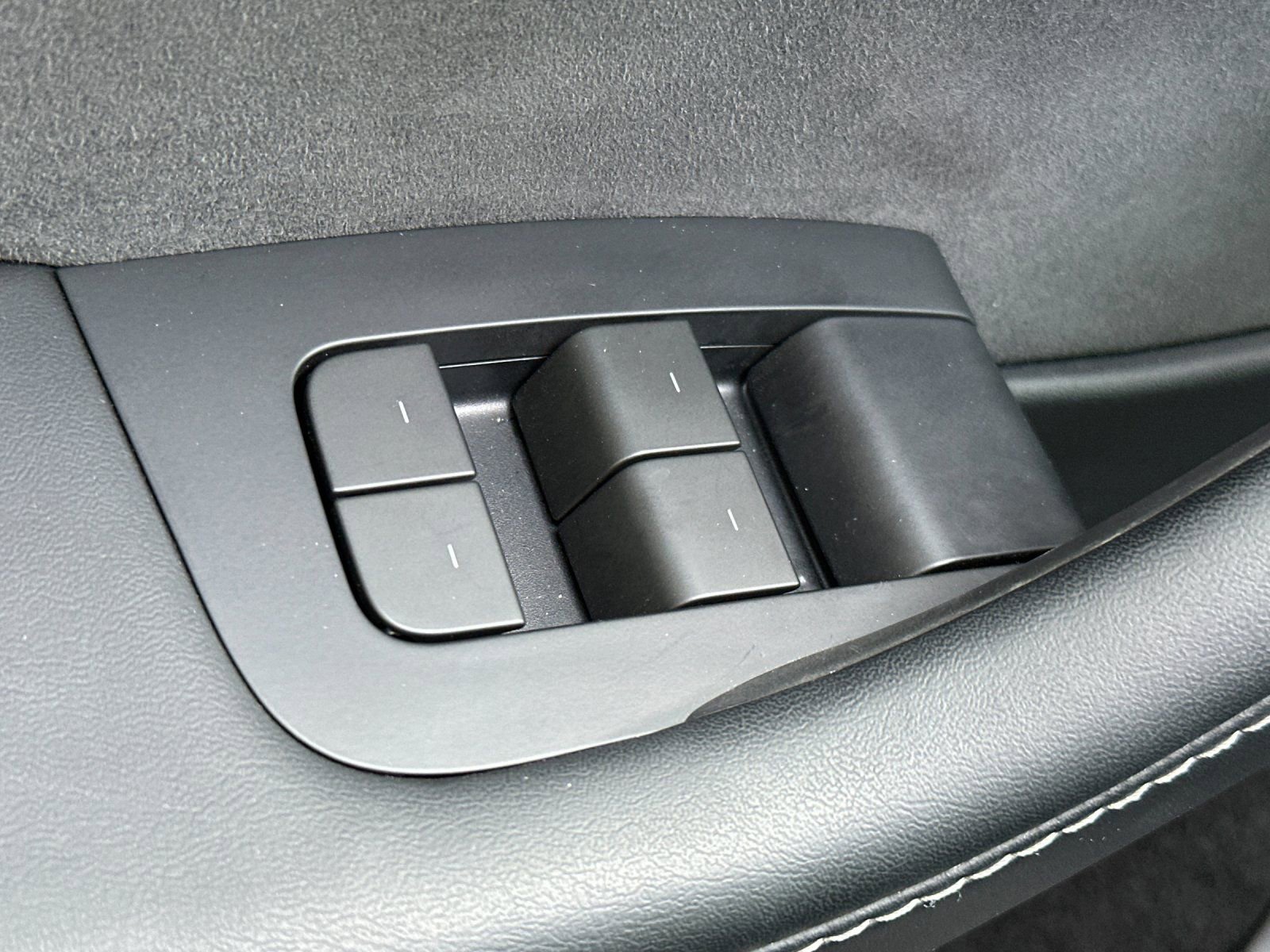 Used 2024 Tesla Model Y Performance image 12