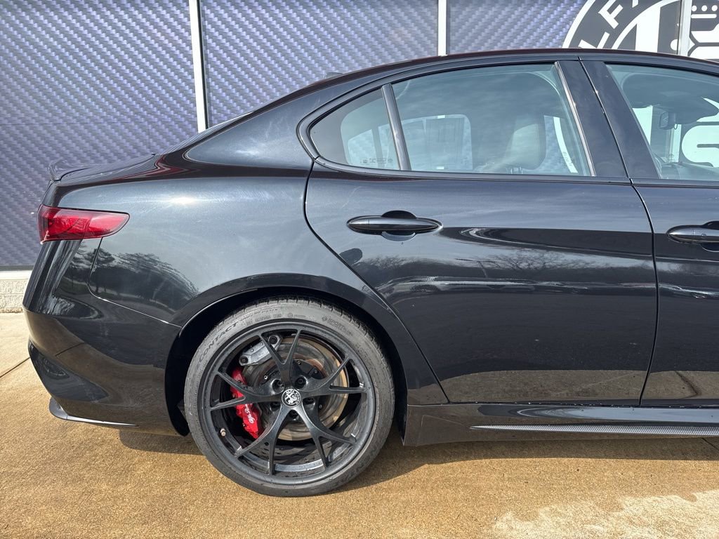 Used 2018 Alfa Romeo Giulia Quadrifoglio image 5