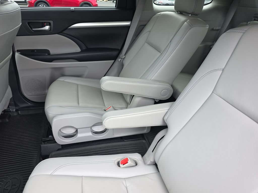 Used 2019 Toyota Highlander XLE FWD image 18