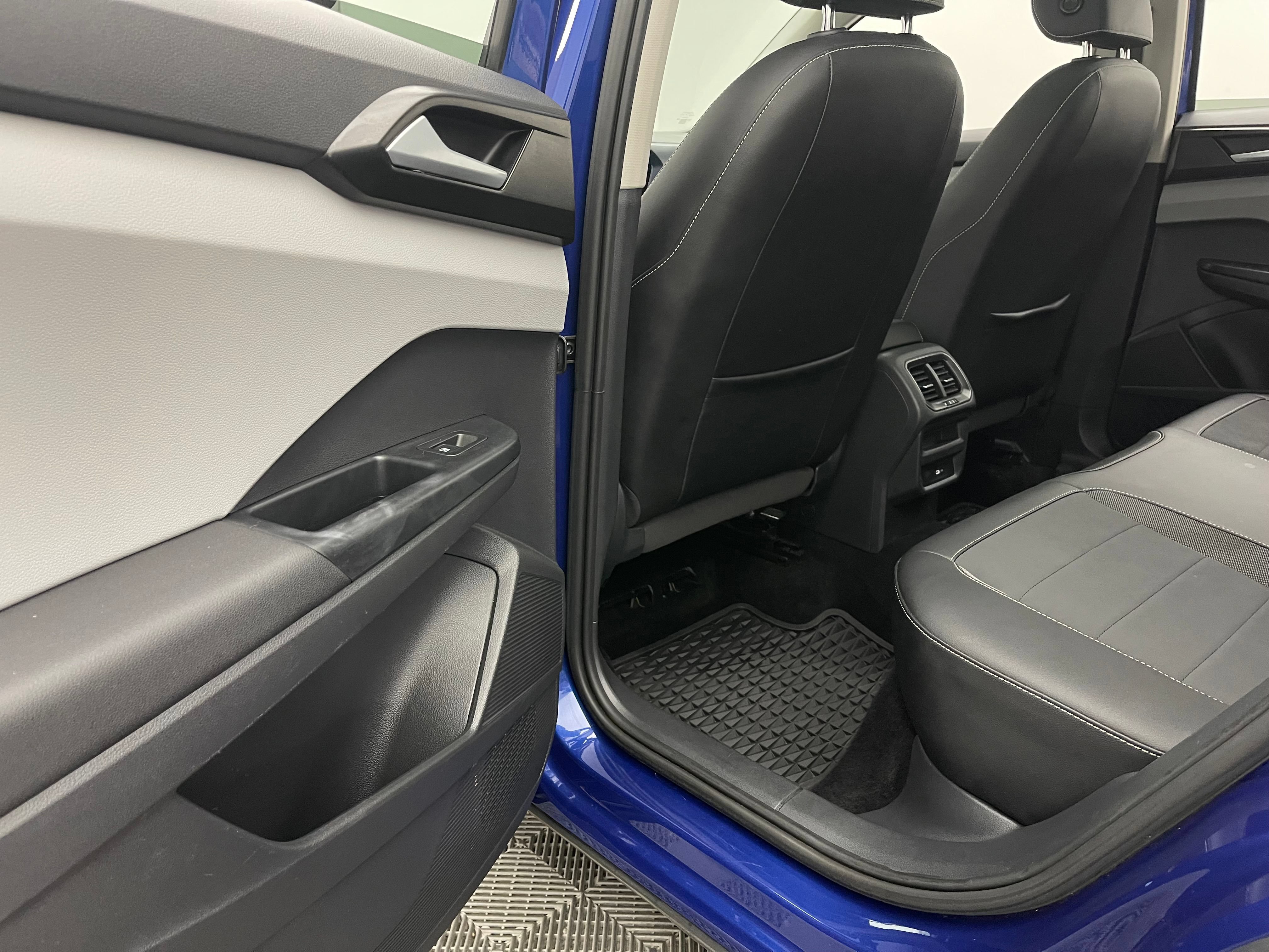 Used 2022 Volkswagen Taos SE w/ Panoramic Sunroof Package FWD image 37
