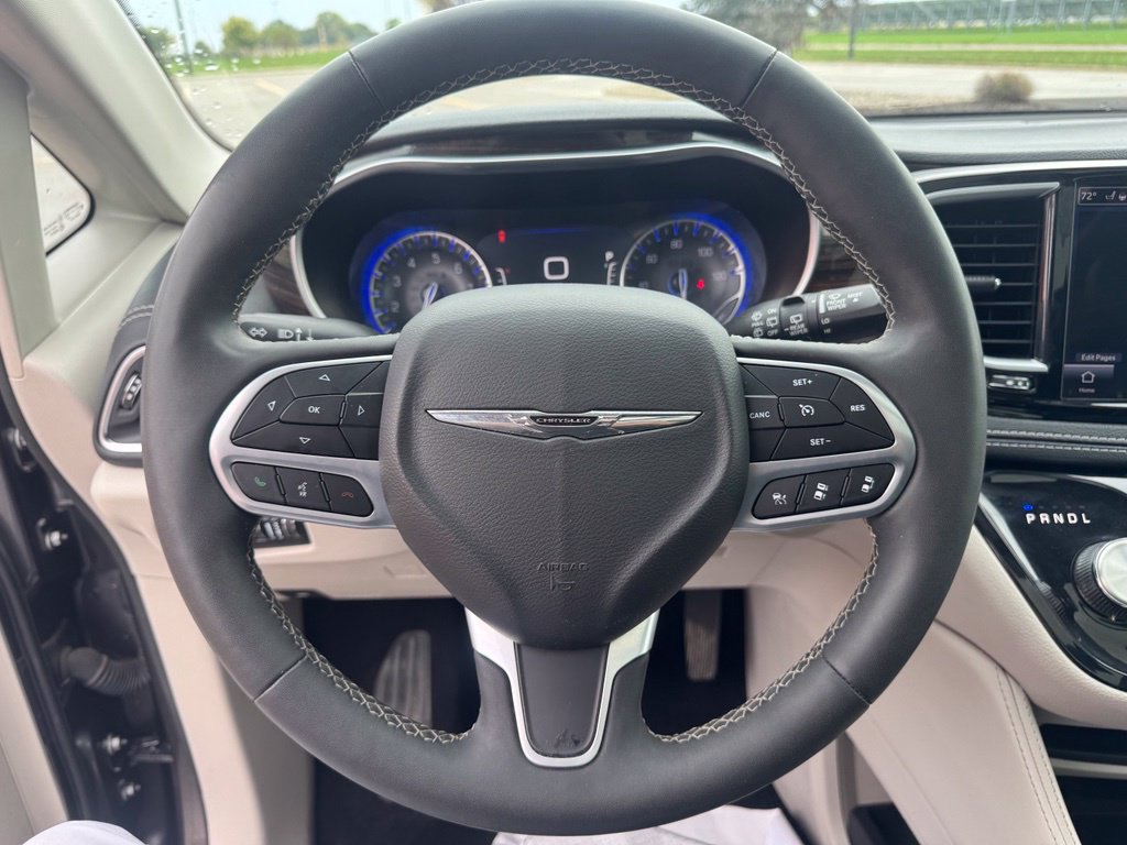 Used 2023 Chrysler Pacifica Limited FWD image 11