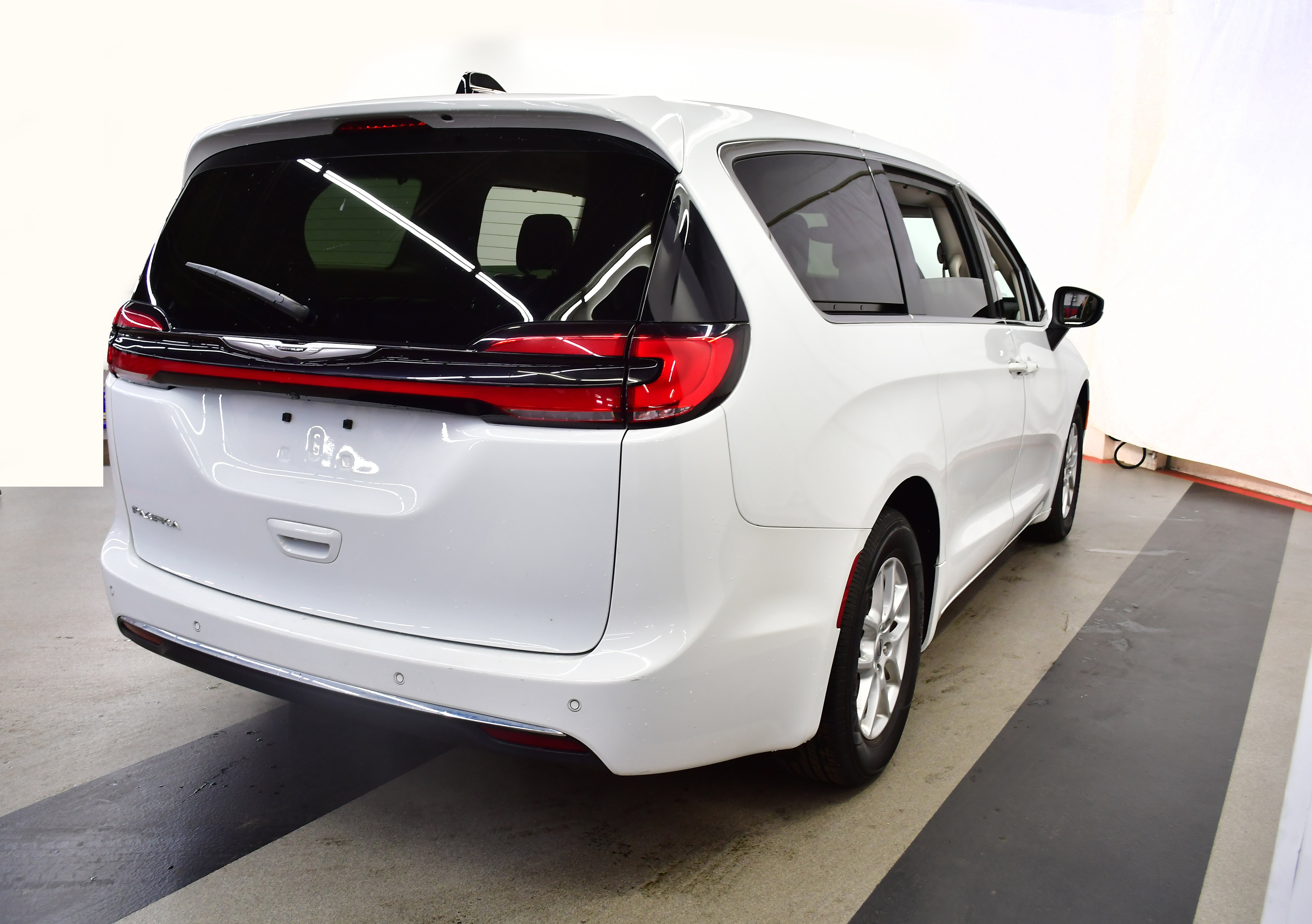 Used 2023 Chrysler Pacifica Touring-L FWD image 7