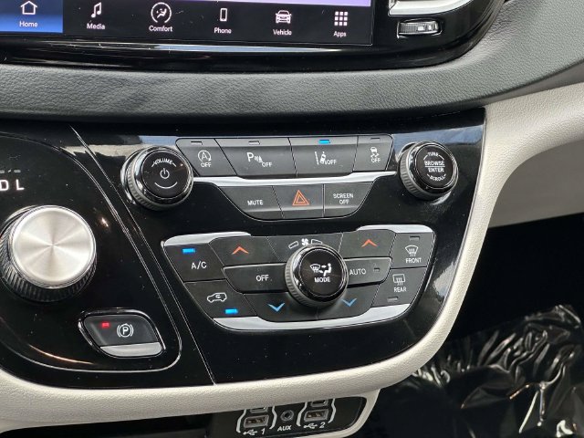 Used 2023 Chrysler Pacifica Touring-L FWD image 19