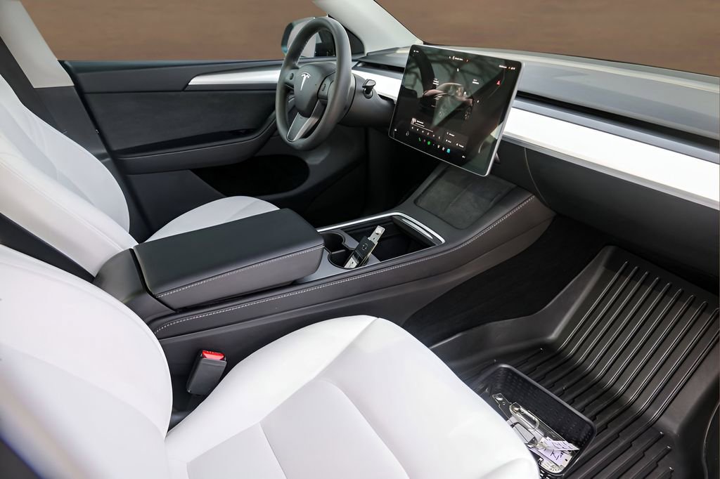 Used 2025 Tesla Model Y Long Range image 26