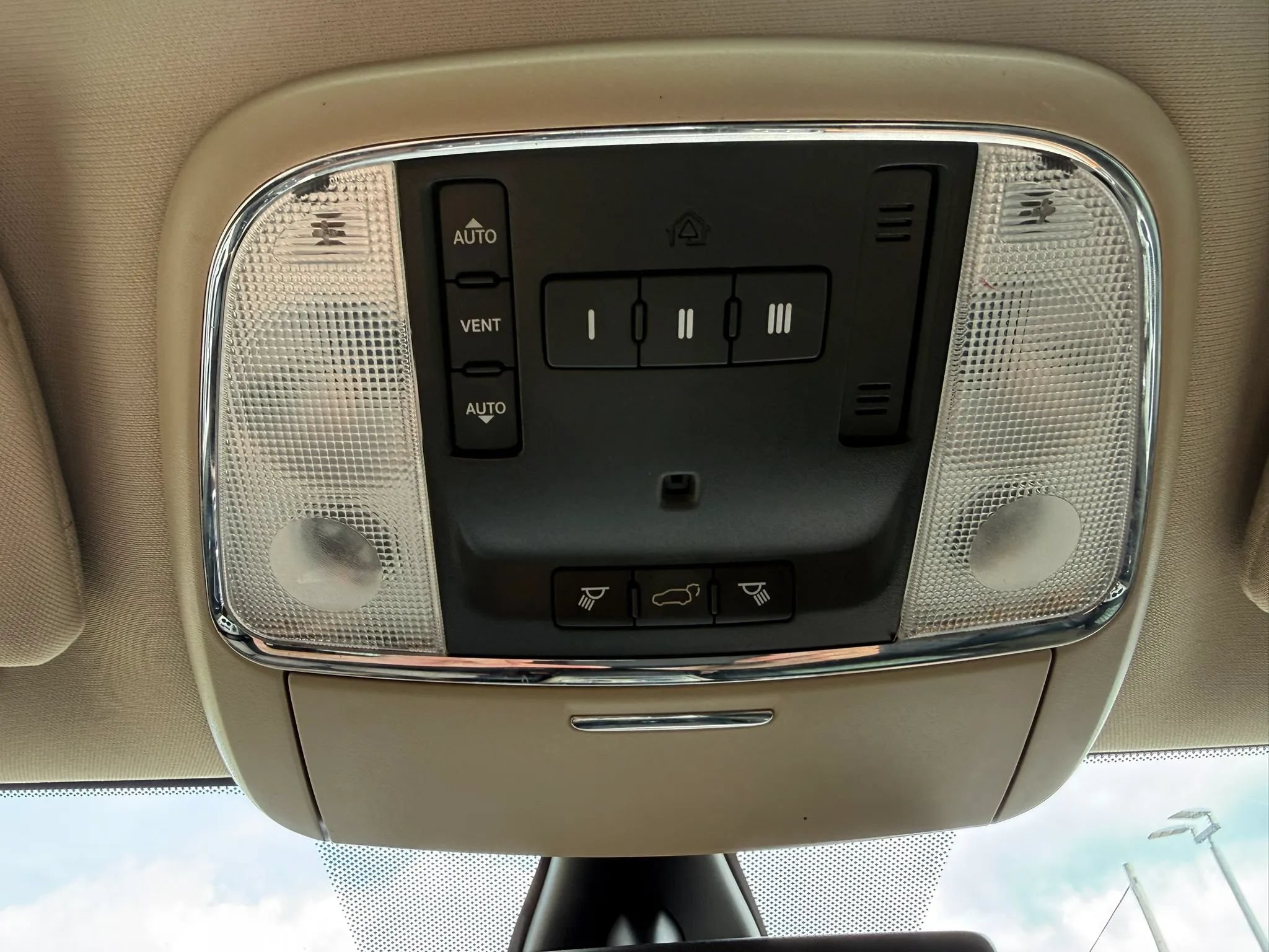 Used 2011 Jeep Grand Cherokee Overland AWD/4WD image 32