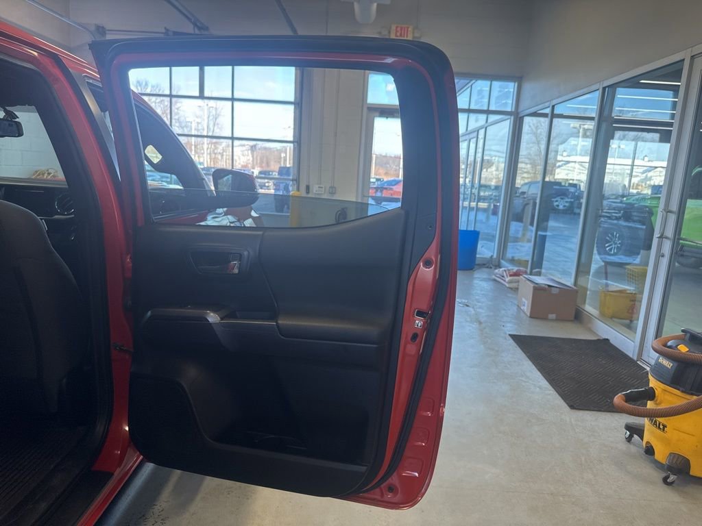 Used 2016 Toyota Tacoma TRD Sport w/ Towing Package image 35