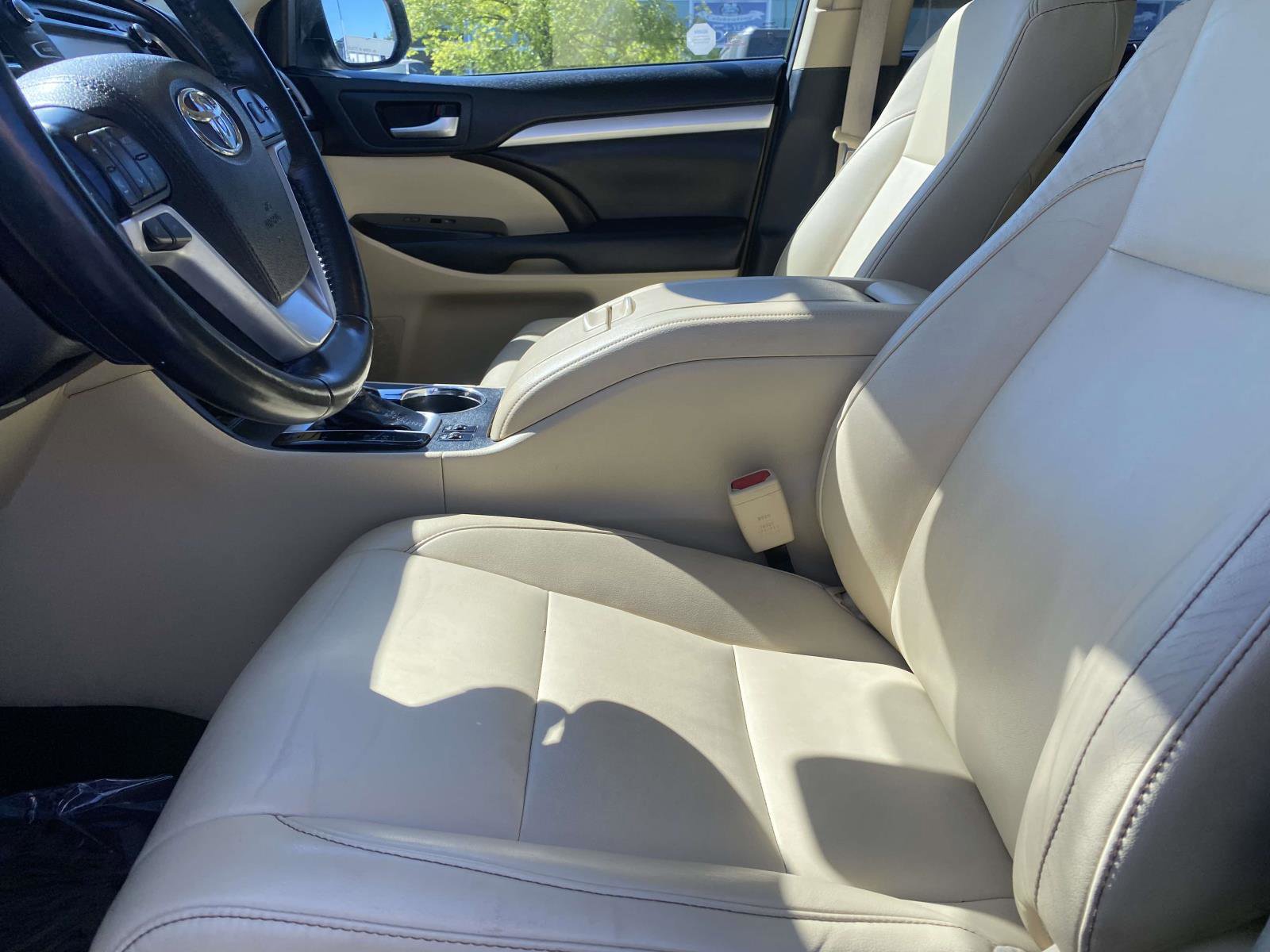 Used 2019 Toyota Highlander XLE FWD image 15