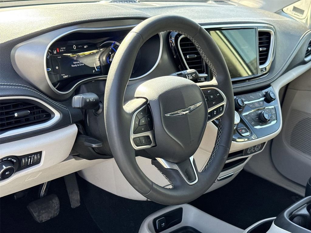 Used 2023 Chrysler Pacifica Touring-L image 9