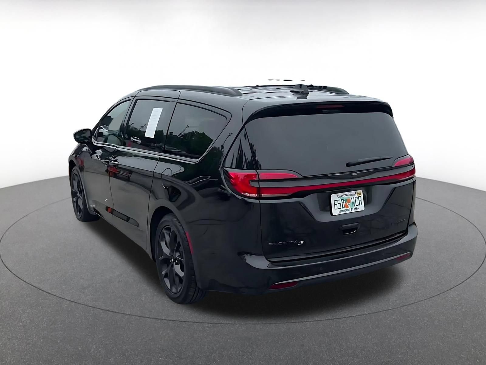 Used 2025 Chrysler Pacifica Limited FWD image 9