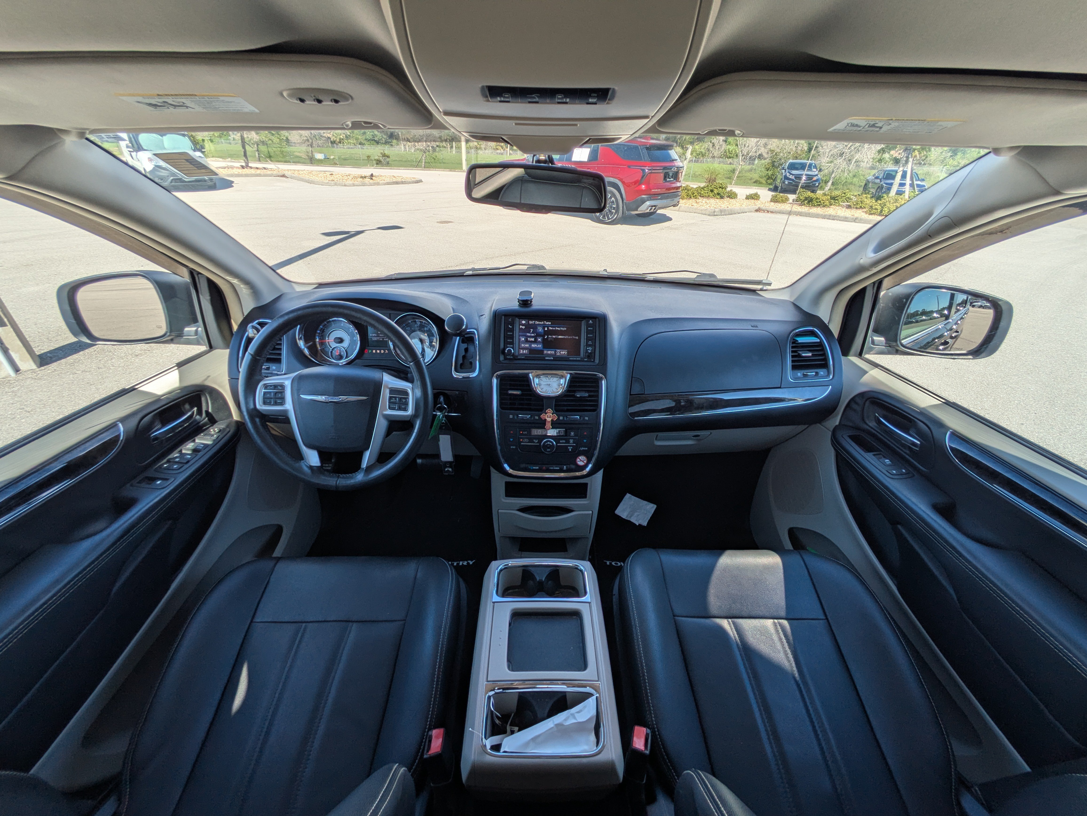 Used 2016 Chrysler Town & Country Touring FWD image 31