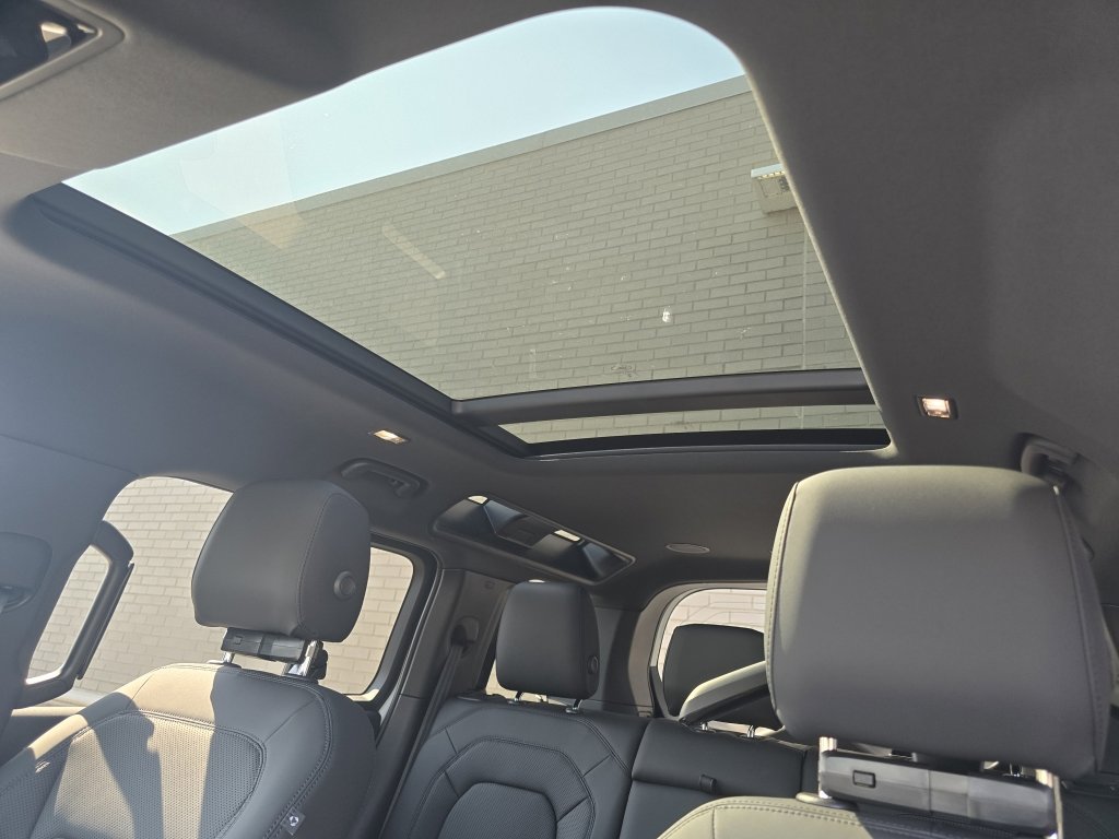 New 2025 Land Rover Defender 110 X-Dynamic SE image 4