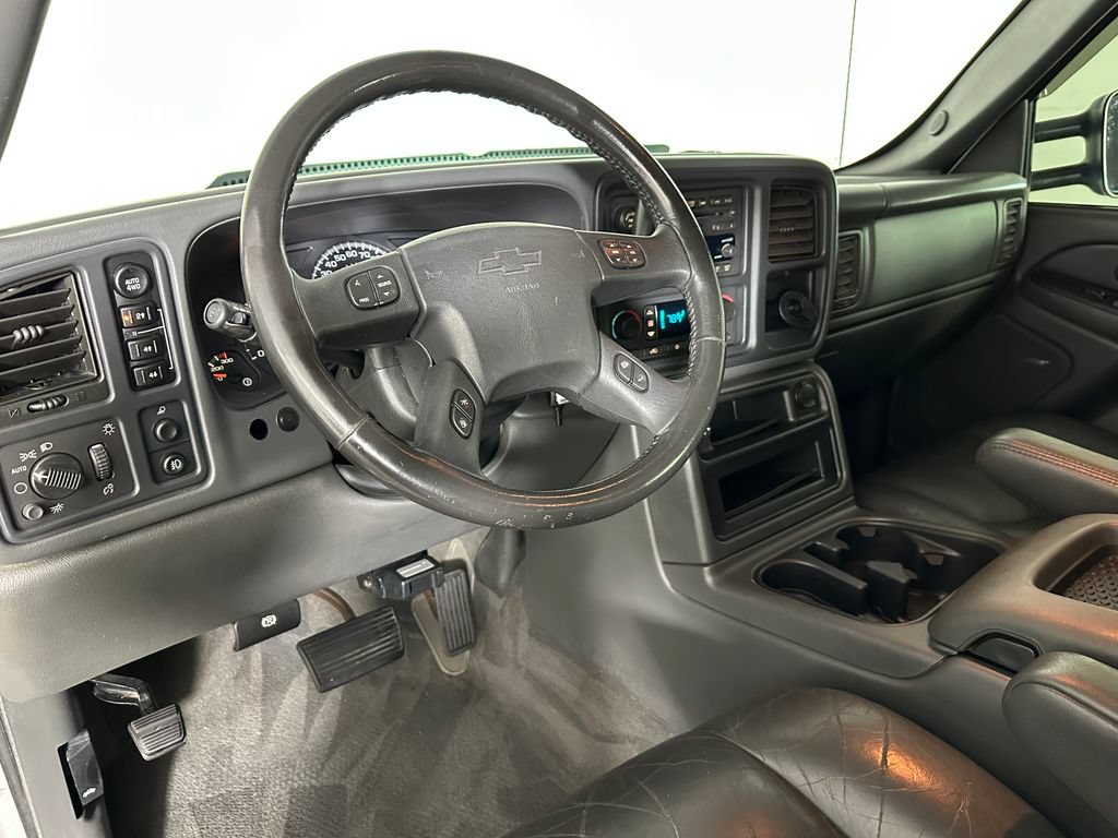 Used 2004 Chevrolet Avalanche 2500 w/ Preferred Equipment Group AWD/4WD image 9