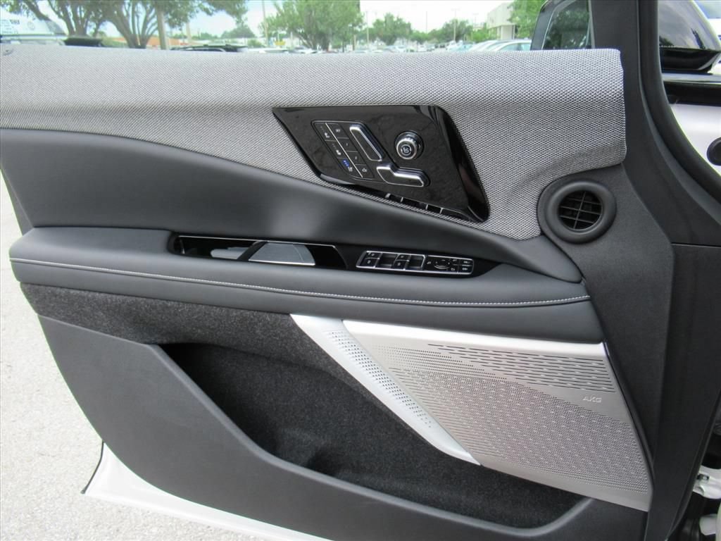 Certified 2025 Cadillac Optiq Luxury 2 w/ LPO, Floor Liner Package AWD/4WD image 19