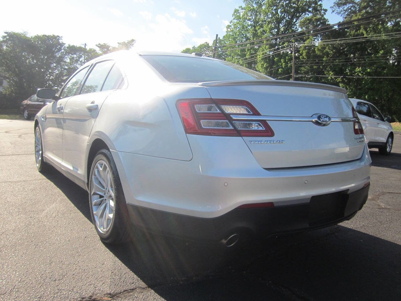 Used 2013 Ford Taurus Limited FWD image 32