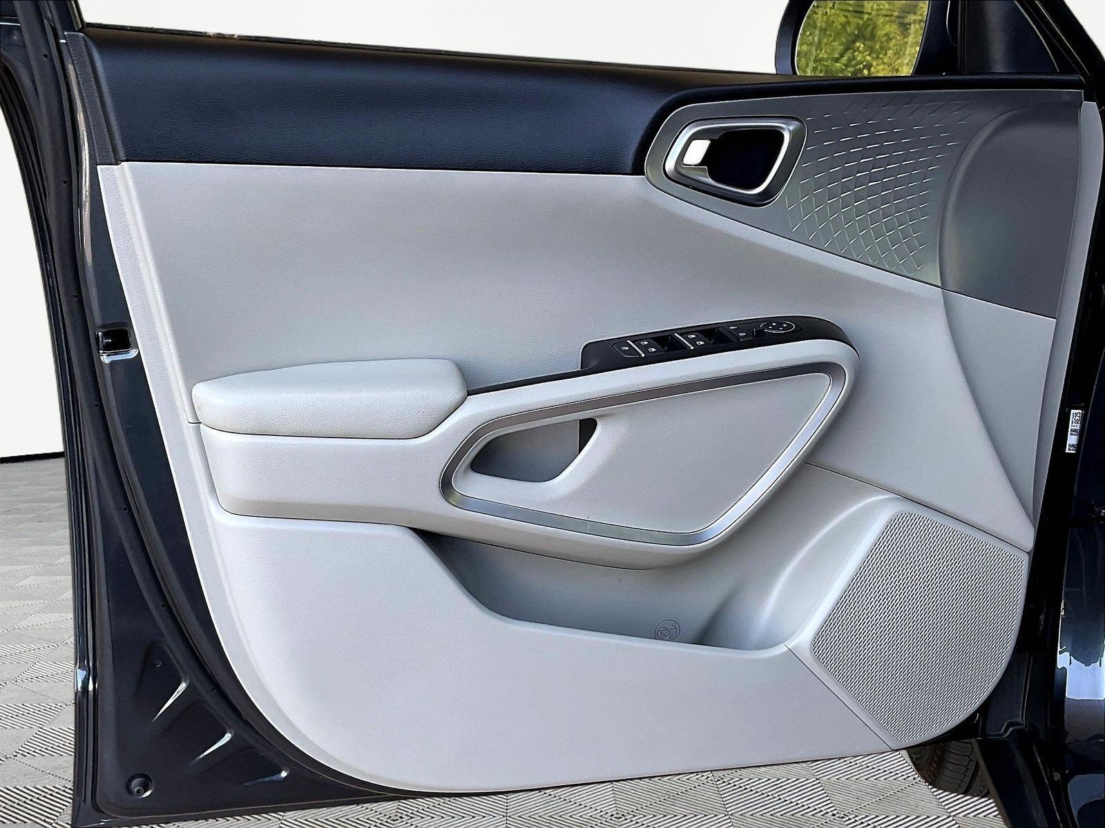 Used 2025 Kia Soul LX w/ LX Technology Package FWD image 17